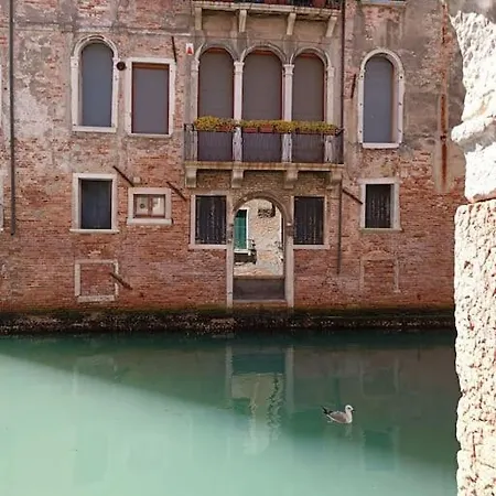 Ca' Amaltea Canal View Apartment Venice