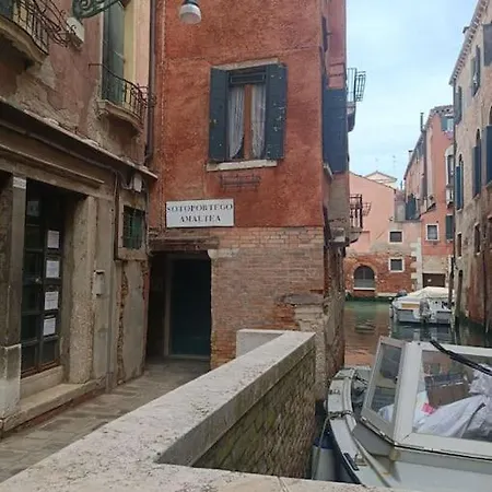 Ca' Amaltea Canal View Apartment Venice